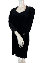 Charger l'image dans la galerie, Robe en velours vintage Guy Laroche taille 38
