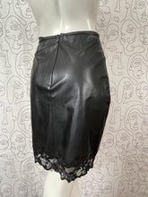 Charger l&#39;image dans la galerie, Jupe simili cuir et dentelle Capucine Puerari taille 36
