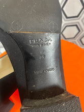 Charger l&#39;image dans la galerie, Mocassins Prada pointure 39
