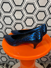 Charger l&#39;image dans la galerie, Escarpins bleu merallisé léopard pointure 37,5 italienne.
