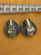 Charger l&#39;image dans la galerie, Lot de 9 clips et une broche vintage
