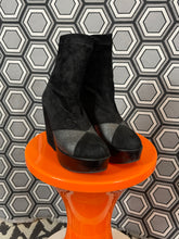 Charger l&#39;image dans la galerie, Paire de bottines en daim Robert Clergerie pointure 37
