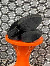 Charger l&#39;image dans la galerie, Paire de bottines en daim Robert Clergerie pointure 37
