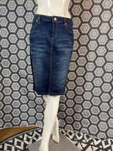 Charger l&#39;image dans la galerie, Jupe en jeans Versace jeans couture taille 40
