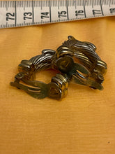 Charger l&#39;image dans la galerie, Lot de 9 clips et une broche vintage
