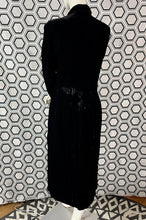 Charger l&#39;image dans la galerie, Manteau en velours Armand Ventilo taille 40

