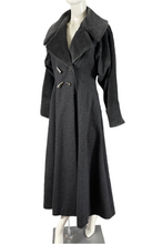 Charger l&#39;image dans la galerie, Manteau Paco Rabanne gros pailleté taille 38
