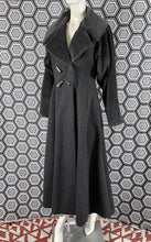 Charger l&#39;image dans la galerie, Manteau Paco Rabanne gros pailleté taille 38
