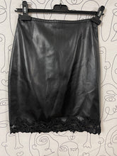 Charger l&#39;image dans la galerie, Jupe simili cuir et dentelle Capucine Puerari taille 36
