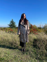 Charger l&#39;image dans la galerie, Incroyable manteau en cuir métallisé doré Salvatore Ferragamo taille 38
