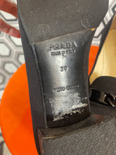 Charger l&#39;image dans la galerie, Mocassins Prada pointure 39
