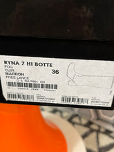 Charger l&#39;image dans la galerie, Paire de bottes en cuir façon python neuves Free Lance pointure 36
