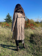 Charger l&#39;image dans la galerie, Incroyable manteau en cuir métallisé doré Salvatore Ferragamo taille 38
