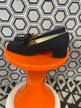 Charger l&#39;image dans la galerie, Mocassins Prada pointure 39
