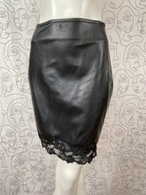 Charger l&#39;image dans la galerie, Jupe simili cuir et dentelle Capucine Puerari taille 36
