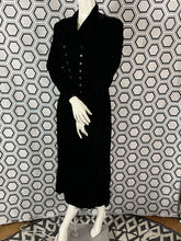 Charger l&#39;image dans la galerie, Manteau en velours Armand Ventilo taille 40
