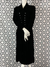 Charger l&#39;image dans la galerie, Manteau en velours Armand Ventilo taille 40
