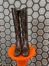 Charger l&#39;image dans la galerie, Paire de bottes en cuir façon python neuves Free Lance pointure 36
