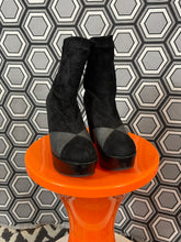 Charger l&#39;image dans la galerie, Paire de bottines en daim Robert Clergerie pointure 37
