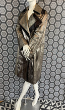 Charger l&#39;image dans la galerie, Incroyable manteau en cuir métallisé doré Salvatore Ferragamo taille 38
