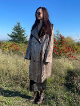 Charger l&#39;image dans la galerie, Incroyable manteau en cuir métallisé doré Salvatore Ferragamo taille 38
