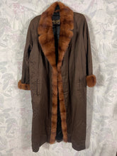 Charger l'image dans la galerie, Trench Vison Yves Saint Laurent fourrures taille 42
