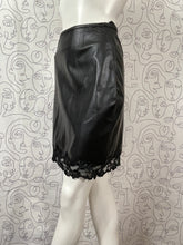Charger l&#39;image dans la galerie, Jupe simili cuir et dentelle Capucine Puerari taille 36
