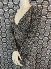 Charger l'image dans la galerie, Superbe robe en perles taille 36 tenue d’opéra
