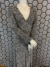 Charger l'image dans la galerie, Superbe robe en perles taille 36 tenue d’opéra
