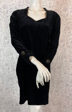 Charger l'image dans la galerie, Robe en velours vintage Guy Laroche taille 38
