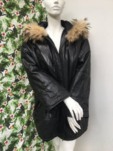 Charger l&#39;image dans la galerie, Manteau en cuir et col Renard Max Mara taille 42
