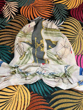 Charger l&#39;image dans la galerie, Rare !!! Foulard Hermès capuche à nouer
