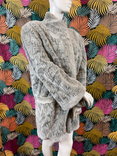 Charger l&#39;image dans la galerie, Manteau en fausse fourrure taille 40
