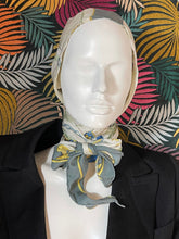 Charger l&#39;image dans la galerie, Rare !!! Foulard Hermès capuche à nouer
