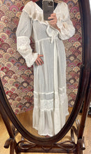 Charger l'image dans la galerie, Superbe robe longue vintage taille 34
