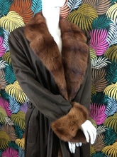 Charger l'image dans la galerie, Trench Vison Yves Saint Laurent fourrures taille 42
