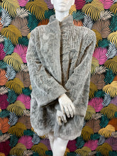 Charger l&#39;image dans la galerie, Manteau en fausse fourrure taille 40
