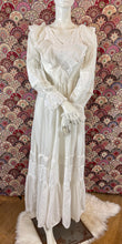 Charger l'image dans la galerie, Superbe robe longue vintage taille 34
