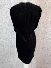 Charger l'image dans la galerie, Robe en velours vintage Guy Laroche taille 38
