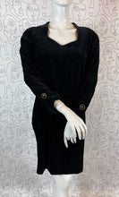 Charger l'image dans la galerie, Robe en velours vintage Guy Laroche taille 38
