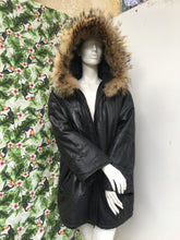 Charger l&#39;image dans la galerie, Manteau en cuir et col Renard Max Mara taille 42
