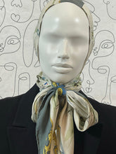 Charger l&#39;image dans la galerie, Rare !!! Foulard Hermès capuche à nouer
