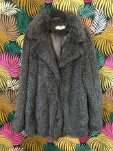 Charger l&#39;image dans la galerie, Manteau en fausse fourrure Vanessa Bruno taille 36
