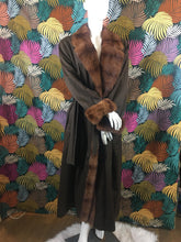 Charger l'image dans la galerie, Trench Vison Yves Saint Laurent fourrures taille 42
