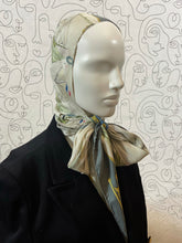 Charger l&#39;image dans la galerie, Rare !!! Foulard Hermès capuche à nouer
