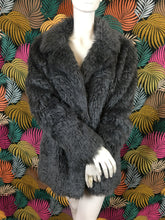 Charger l&#39;image dans la galerie, Manteau en fausse fourrure Vanessa Bruno taille 36

