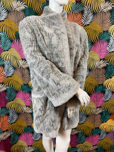 Charger l&#39;image dans la galerie, Manteau en fausse fourrure taille 40
