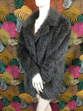 Charger l&#39;image dans la galerie, Manteau en fausse fourrure Vanessa Bruno taille 36
