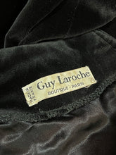Charger l'image dans la galerie, Robe en velours vintage Guy Laroche taille 38
