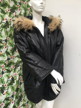 Charger l&#39;image dans la galerie, Manteau en cuir et col Renard Max Mara taille 42
